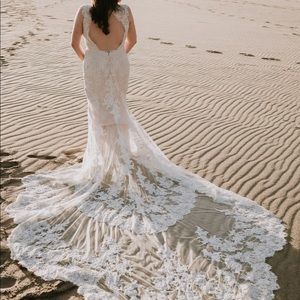 Enzoani Morgan wedding dress ivory nude long train